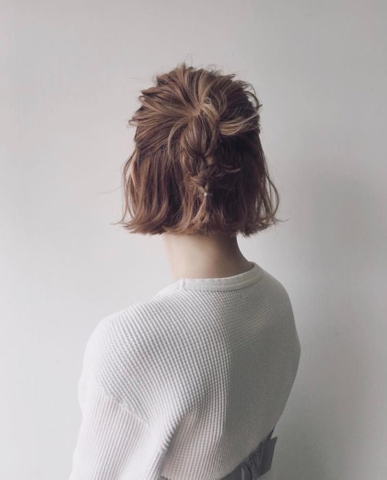 Peinado para cabello corto media coleta con trenza