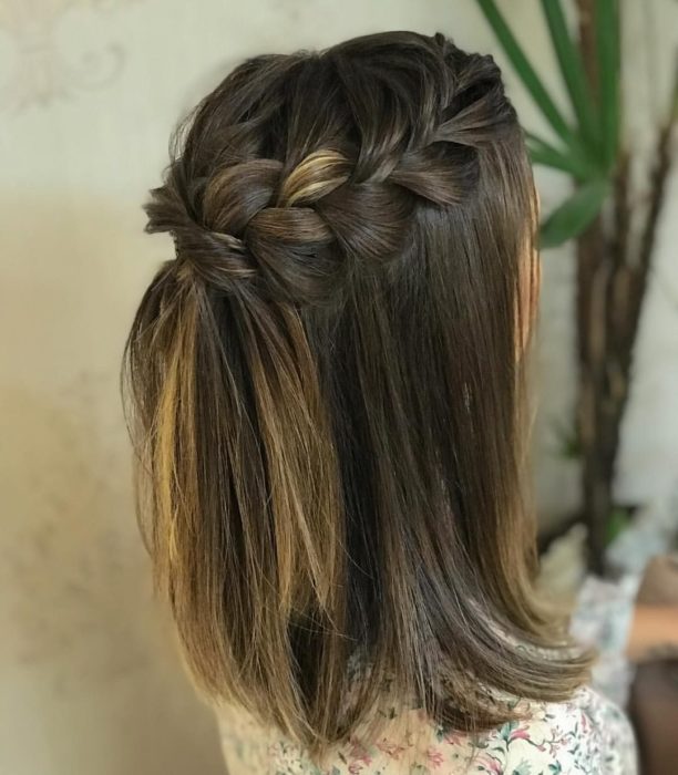Peinado para cabello corto con dos trenzas