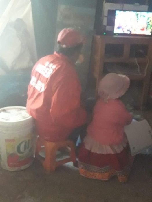 Padre e hija atentos a clases en línea