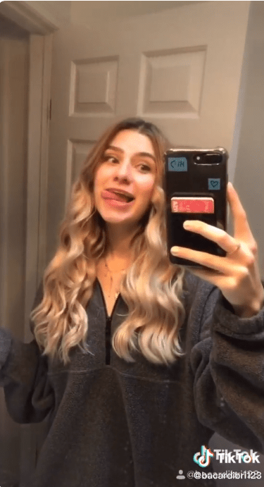 Chica hace ondas hermosas sin tenaza en tiktok