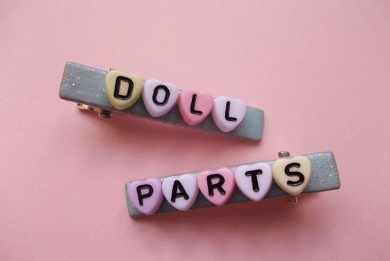 Broches para el cabello con accesorios de corazones y letras