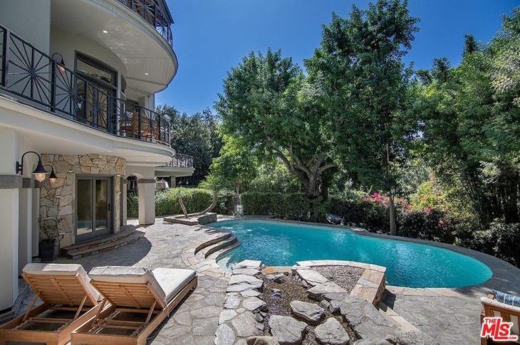 Piscina de la mansión que compró Selena Gomez