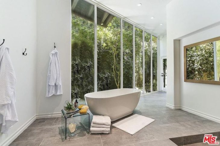 Baño de color blanco en la mansión que compró Selena Gomez