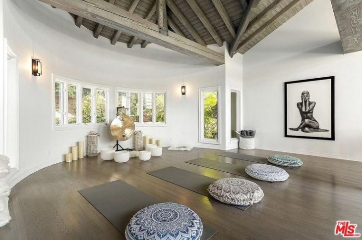 Espacio de Yoga en la mansión de Selena Gomez