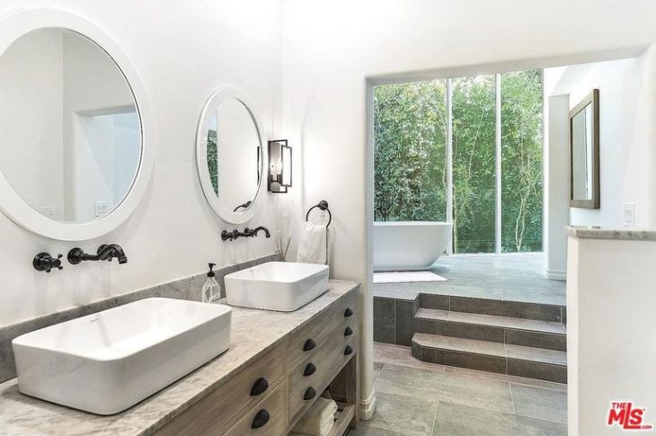 Baño de color blanco en la mansión que compró Selena Gomez
