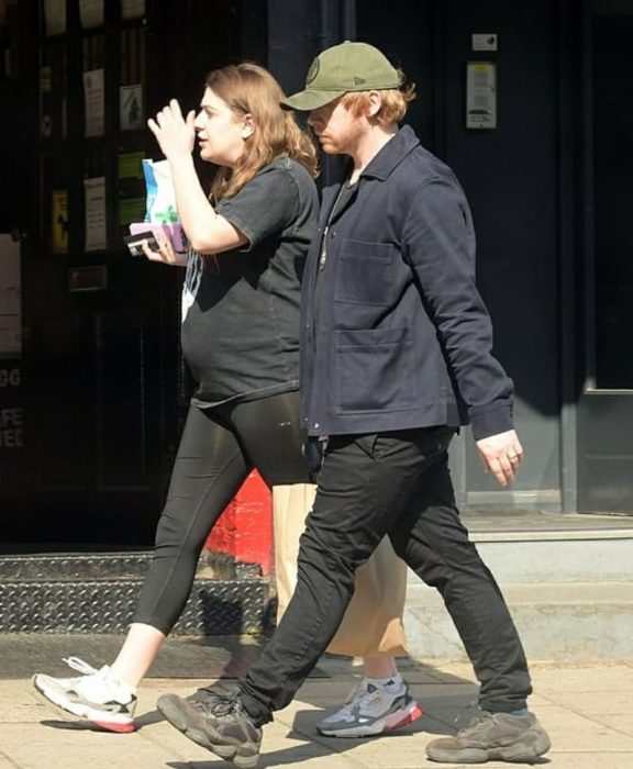 Rupert Grint y Georgia Groome caminando por las calles de Nueva York tomados de la mano
