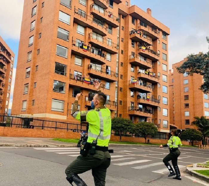 Policías de Colombia bailando y cantando para animar a los ciudadanos
