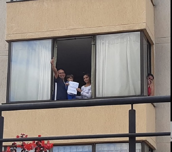 Personas agradeciendo desde las ventanas