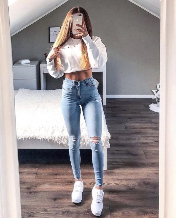 Chica usando skinny jeans con zapatos y blusa blanca