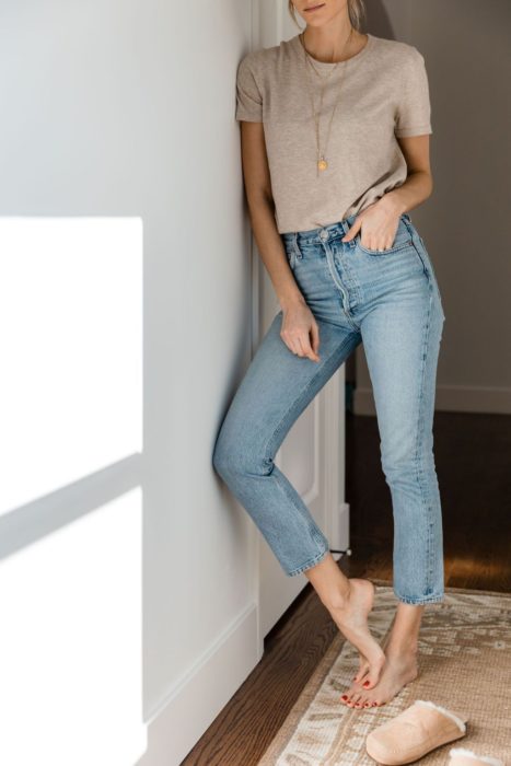 Chica usando skinny jeans con blusa color café