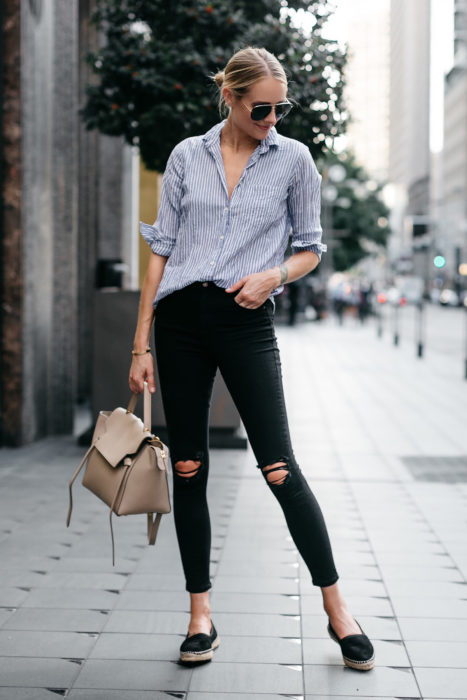 Chica usando skinny jeans negros y camiseta azul