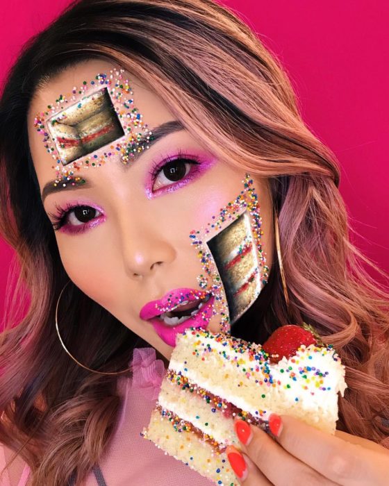 Maquillaje de ilusión óptica de un pastel en el rostro