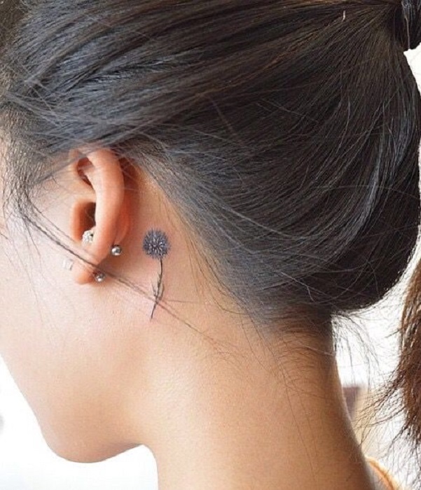 Tatuaje detrás de la oreja de un diente de león