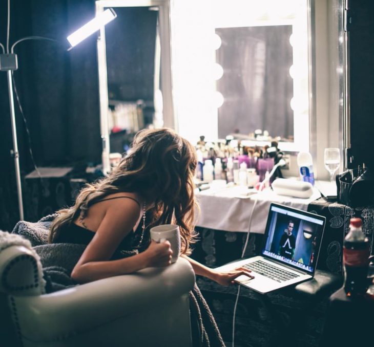 Chica viendo series en su recamara