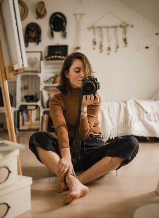 Chica tomando selfies en su recámara
