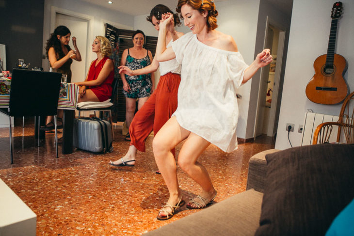 Amigas bailando en la sala de la casa