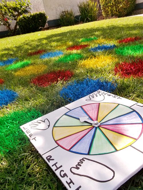 Juego Twister recreado en el jardín de una casa con pintura de colores