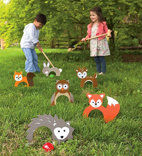 Niños jugando minigolf en el jardín de su casa