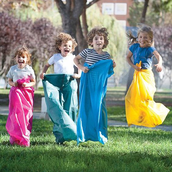 Niños jugando una carrera de sacos