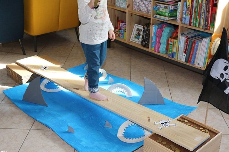 Niña jugando a caer en el mar para obtener el tesoro