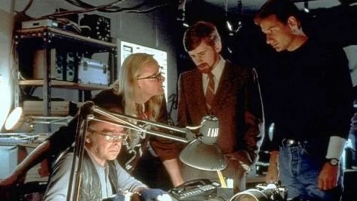 Escena de The Lone Gunmen con todos bajo el sótano