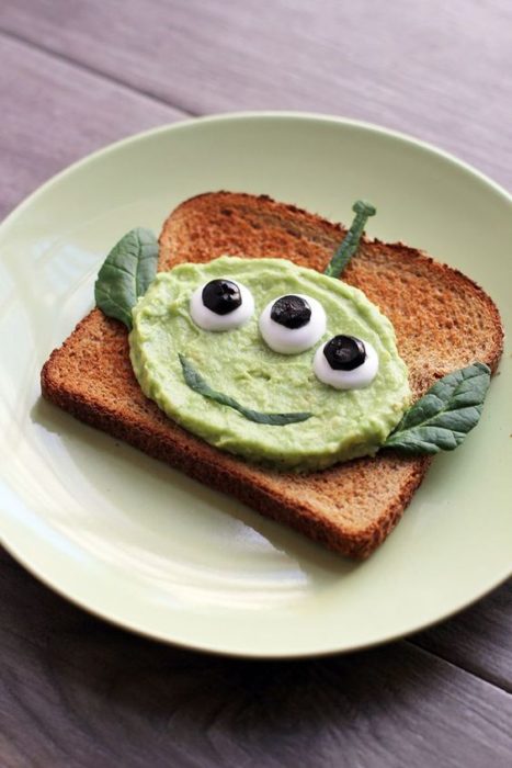 Pan tostado con aguacate en forma de marcianito