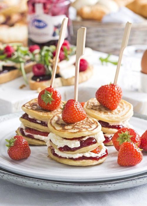 Brochetas de hotcakes con fresas