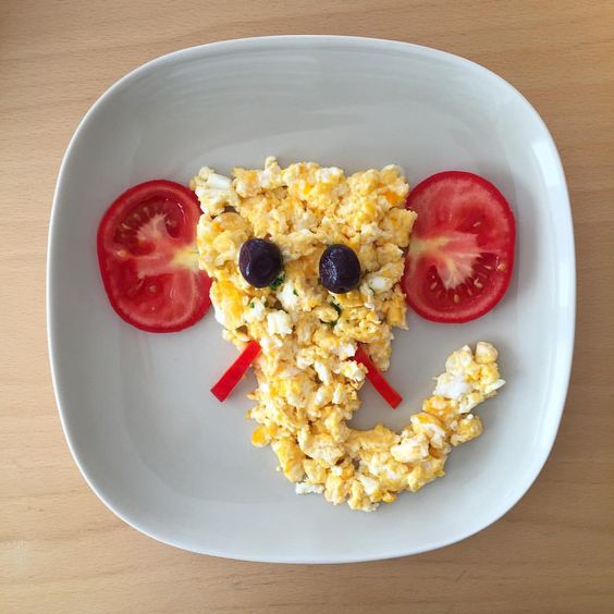 Huevo batido con tomate en forma de elefante