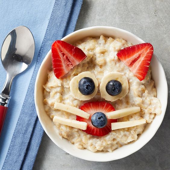Tazón de avena en forma de gato con fresas y moras