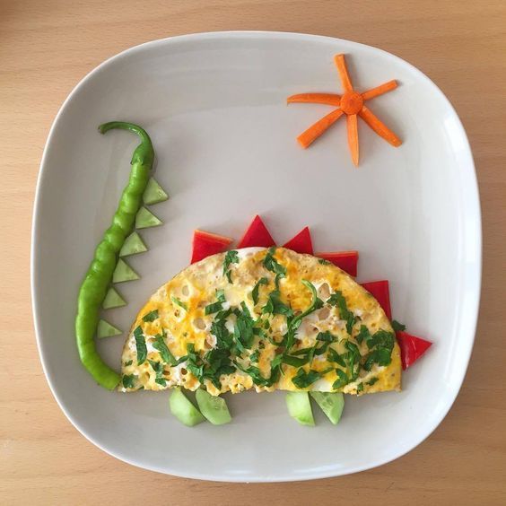 Tortilla de huevo en forma de dinosaurio