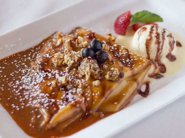 Crepas de cajeta con nuez y helado de vainilla