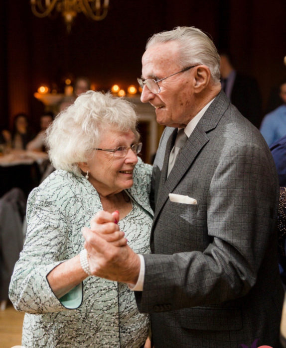 Nancy y Bob abrazados mientras bailan durante una fiesta 