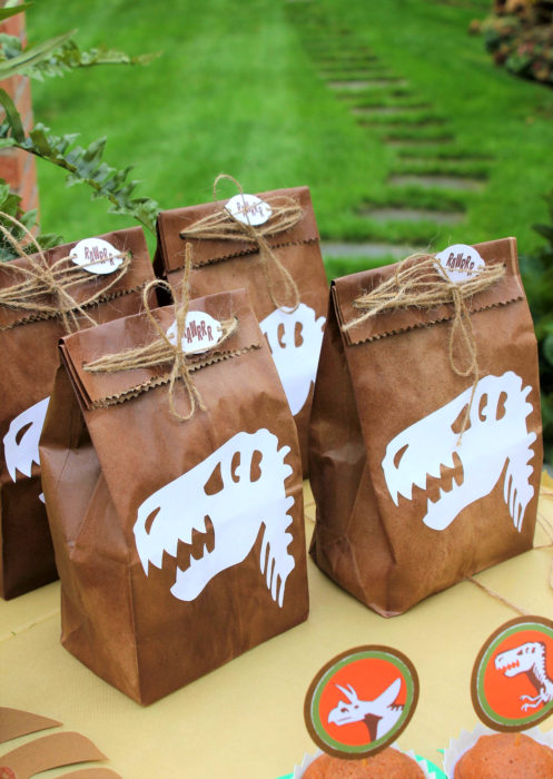 Aguinaldos para fiesta infantil del Día del Niño; bolsas de dinosaurios con dulces