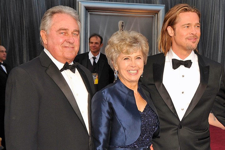 Bratt Pitt junto a sus padres posando en una alfombra roja 
