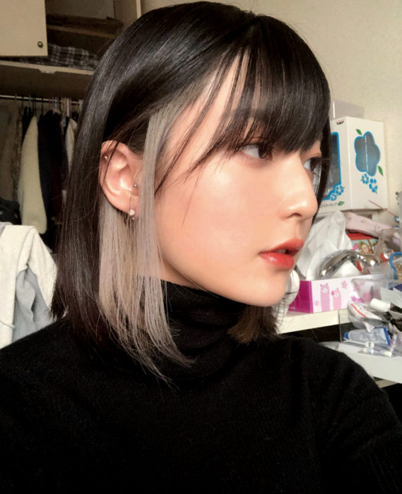 Cabello negro con blanco; chica asiática con cabello corto y mechones rubios en las patillas, fleco