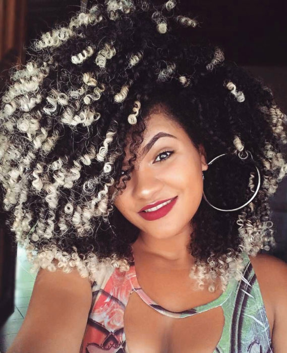 Cabello negro con blanco; chica afroamericana con cabellera china