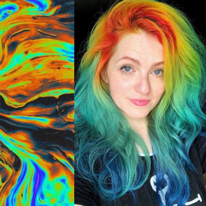 Ursula Goff, estilista crea tintes basados en naturaleza y obras de arte; cabello largo, ondulado, despeinado arcoíris, anaranjado, amarillo, verde y azul, mujer de ojos azules