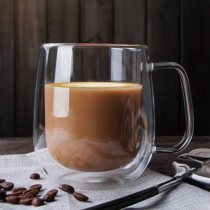 Taza de café sobre servilleta blanca
