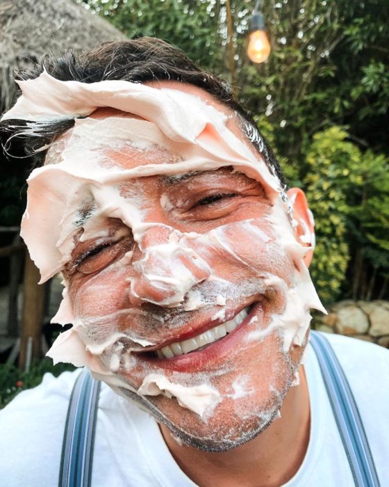 Orlando Bloom con betún en la cara