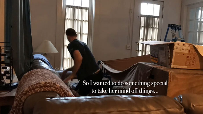 Chico acomodando la sala de su casa