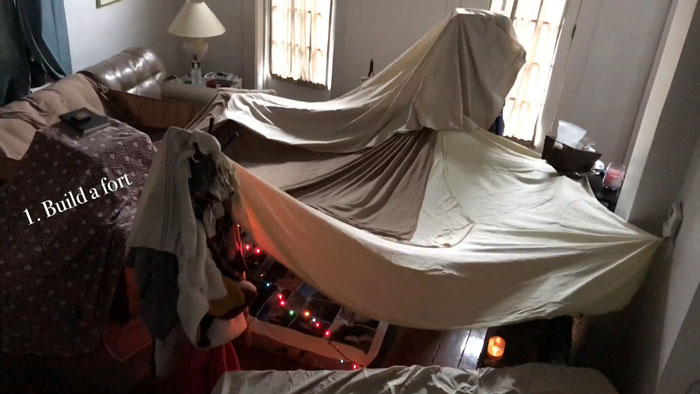 Casa improvisada con cobijas y prendas de vestir