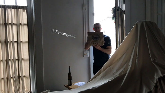 Chico entrando con la cena a su casa en una bolsa de papel