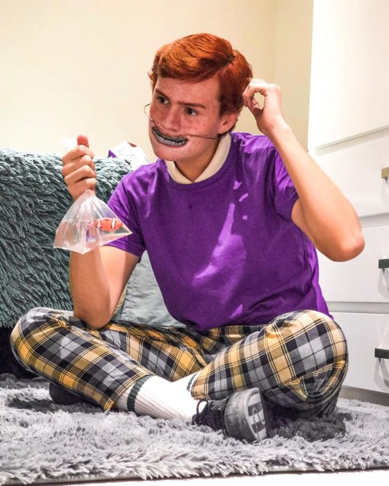 Usiel Guillermo, chico mexicano que se parece a Shrek humano; cosplay de Darla, Buscando a Nemo, niña con brackets