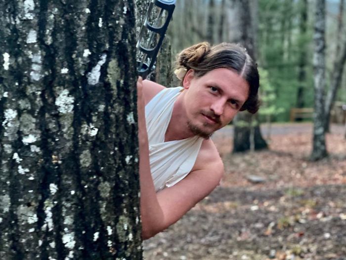 Chico detrás de un árbol peinado como la princesa Leia de Star Wars