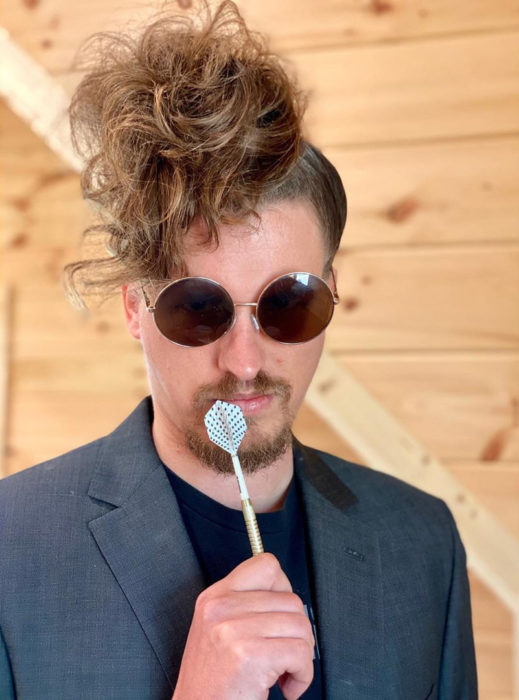 Chico con el cabello peinado con un chongo en la parte delantera