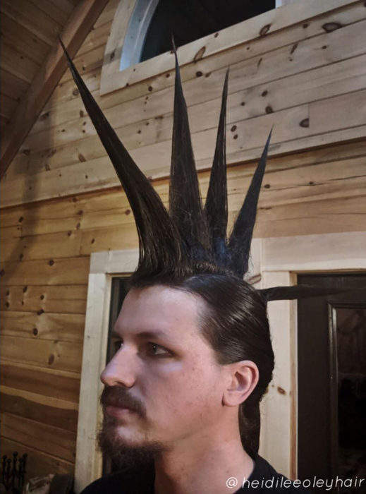 Chico con el cabello peinado en picos al estilo punk 