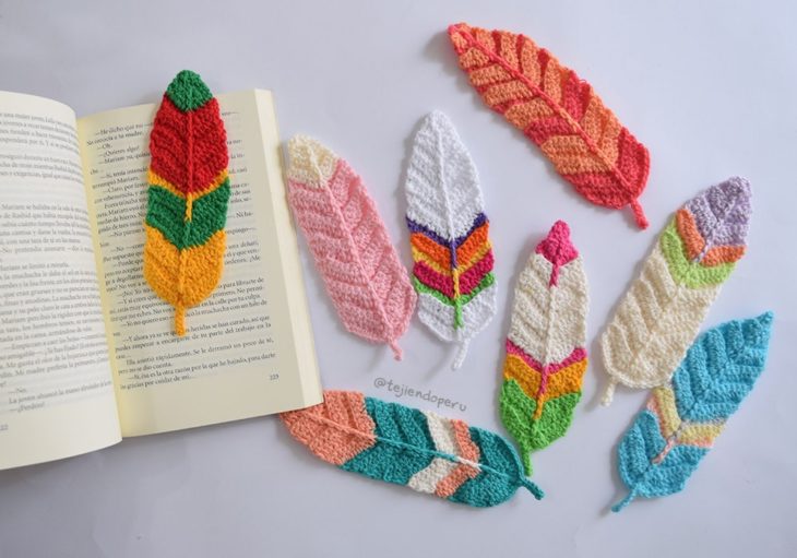Separadores de libros en forma de pluma tejidos a crochet