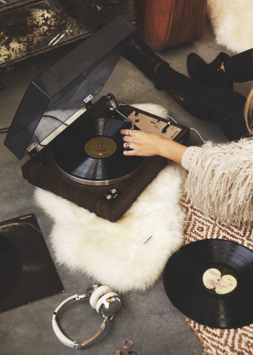 Chica escuchando música en tocadiscos