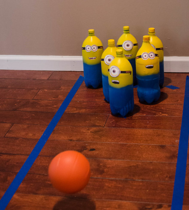 Juego de boliche con botellas plásticas en forma de Minions