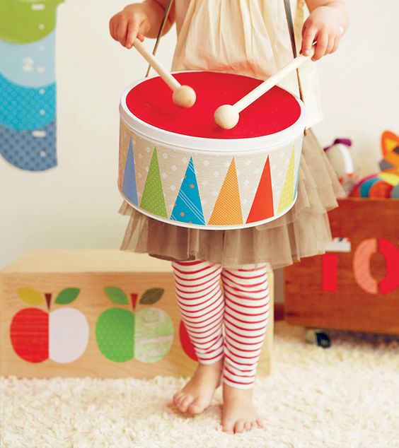 Niña jugando con un tambor de colores